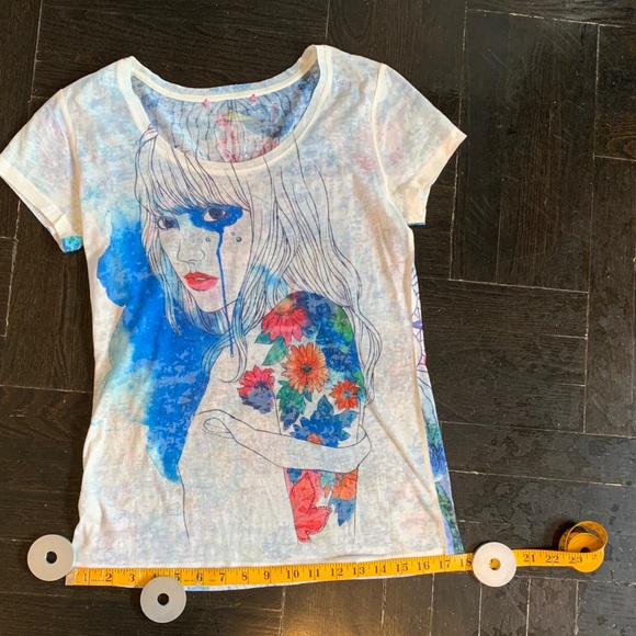 Beautiful tshirt. No brand/sizing info. - Picture 3 of 5